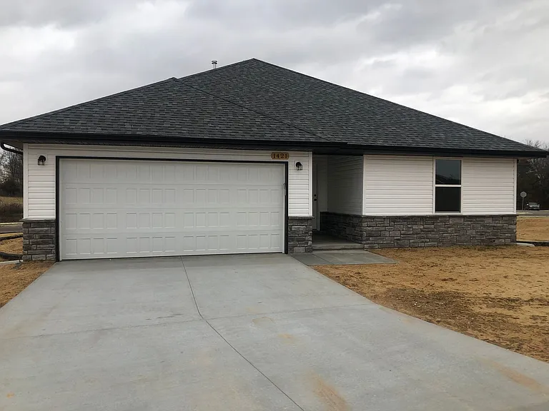 1421 Drayton Ct — Photo 2