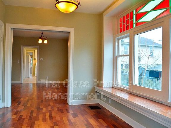 4th image of 3114 SE Belmont St