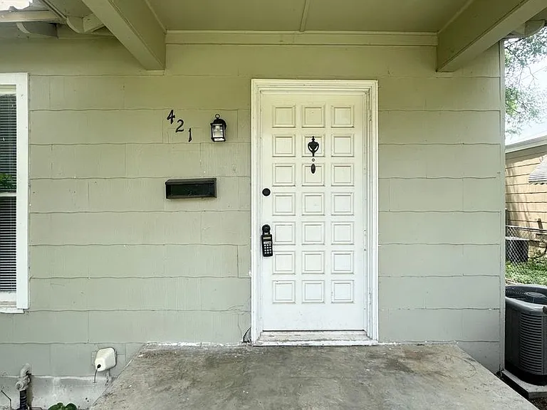 421 S Van Buren St — Photo 2