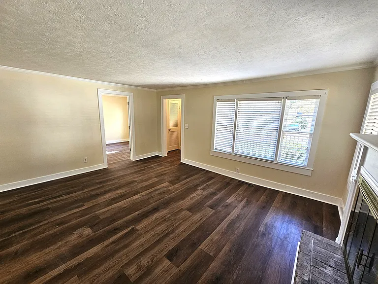438 Thompson St — Photo 4