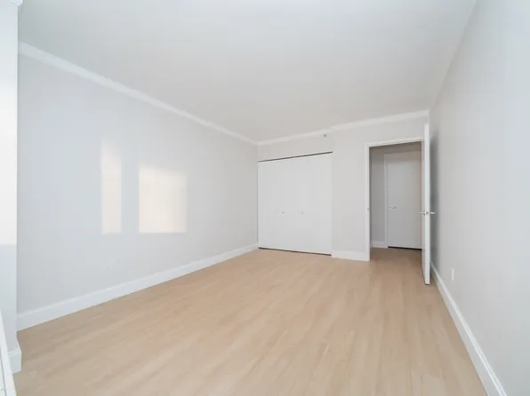 140 Riverside Boulevard image 7 of 26