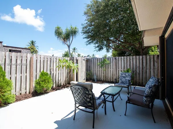 351 Lake Arbor Dr, Palm Springs, FL 33461