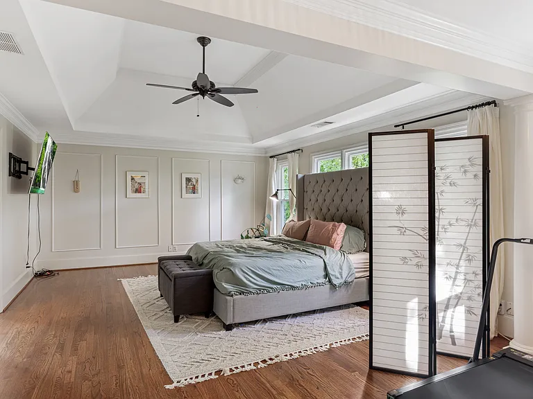 5th bedroom (Master) on floor 2 - Pic 2