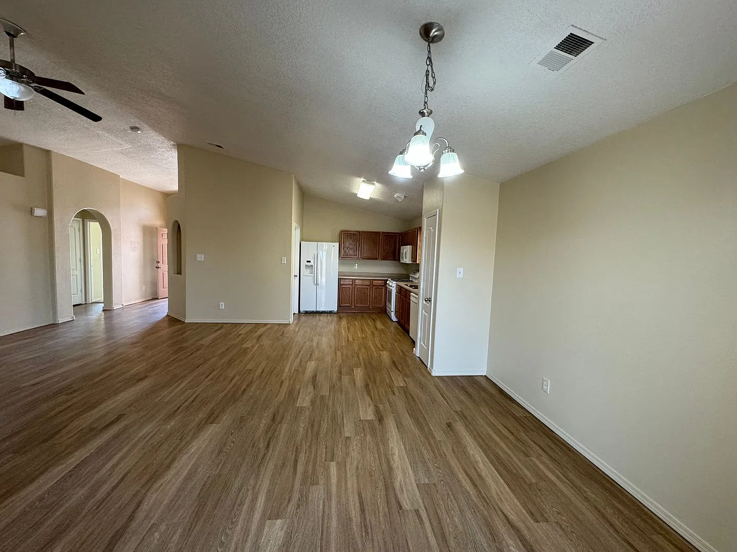 3 bed 2 bath home in Huning Ranch! — Photo 4