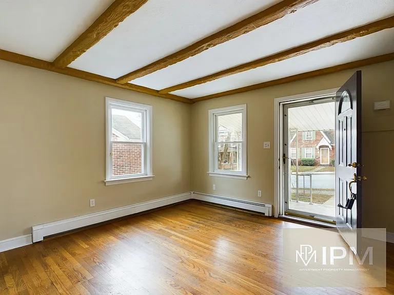 581 S Yale St — Photo 4