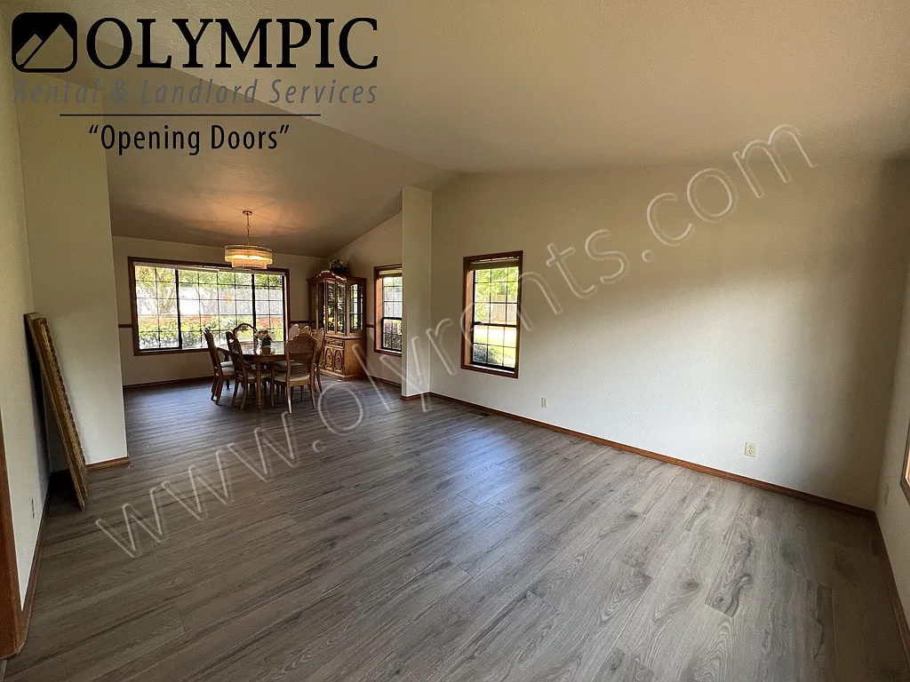 Well Maintained 4 Bedroom, 2.5 Bath Home in Glenmore — Photo 3
