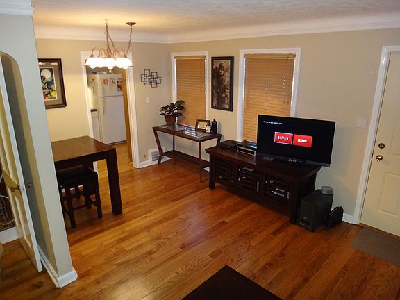 3rd image of 474 Huntmere Dr