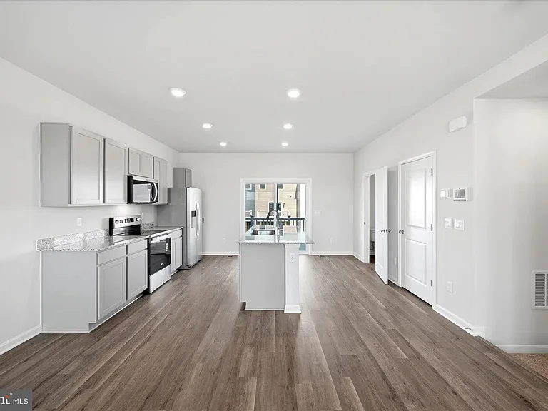 122 Bowers St — Photo 14