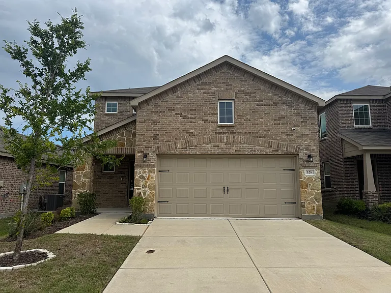 528 Lake Erie Dr — Photo 1