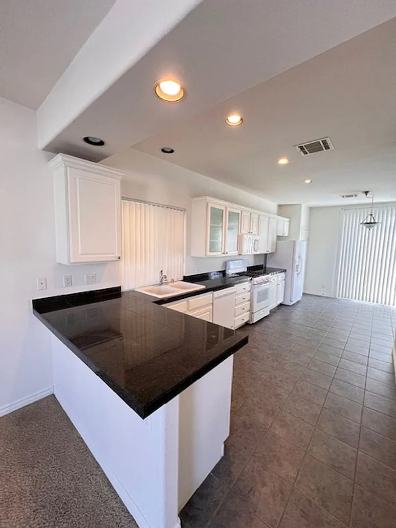 Nice 2 bedroom home w/loft in Silverado Ranch $1,894/mo — Photo 3