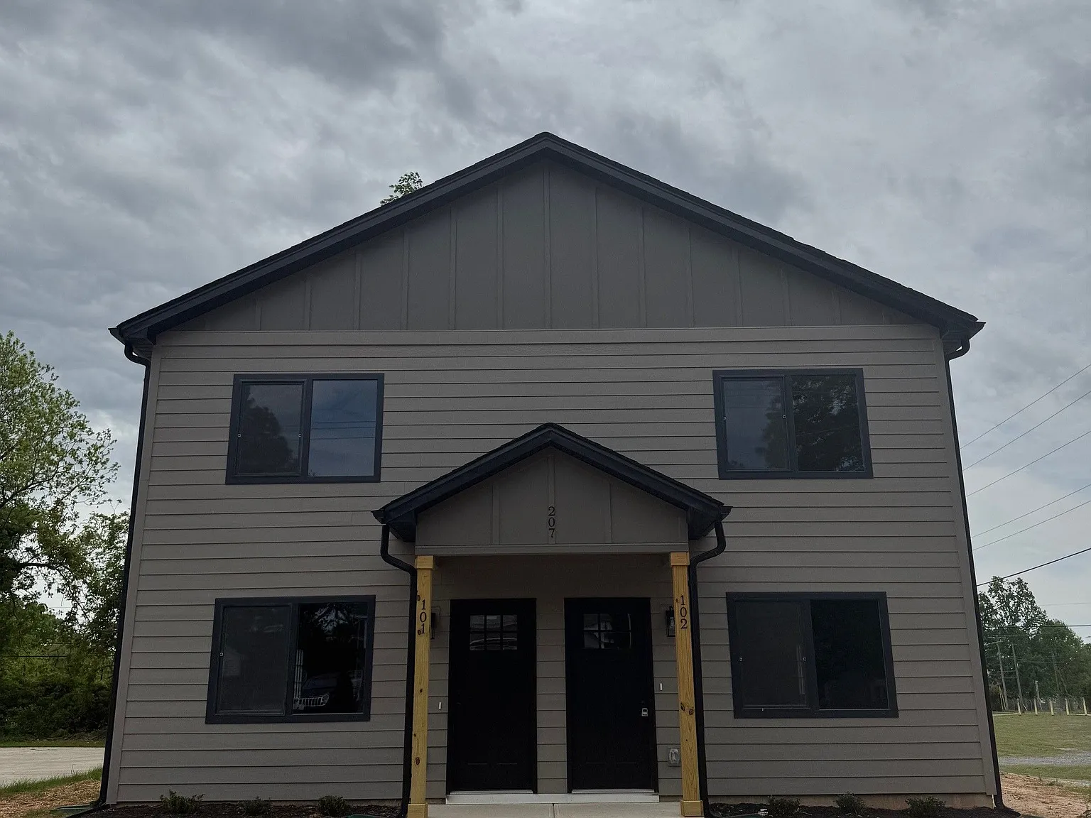 3 bed, 1300 sqft, $1,550 — Photo 1