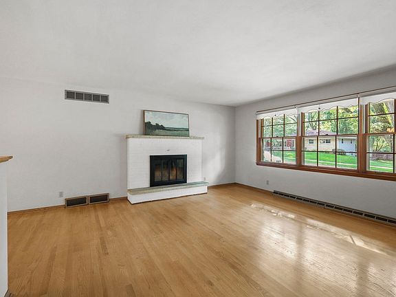 5th image of 5918 S Hill Dr