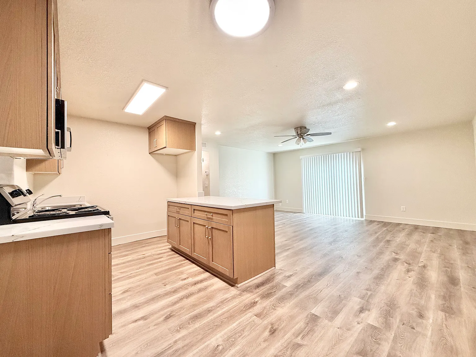 2 bed, 1000 sqft, $1,895 — Photo 4