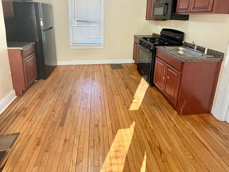 93 Elliott St — Photo 2