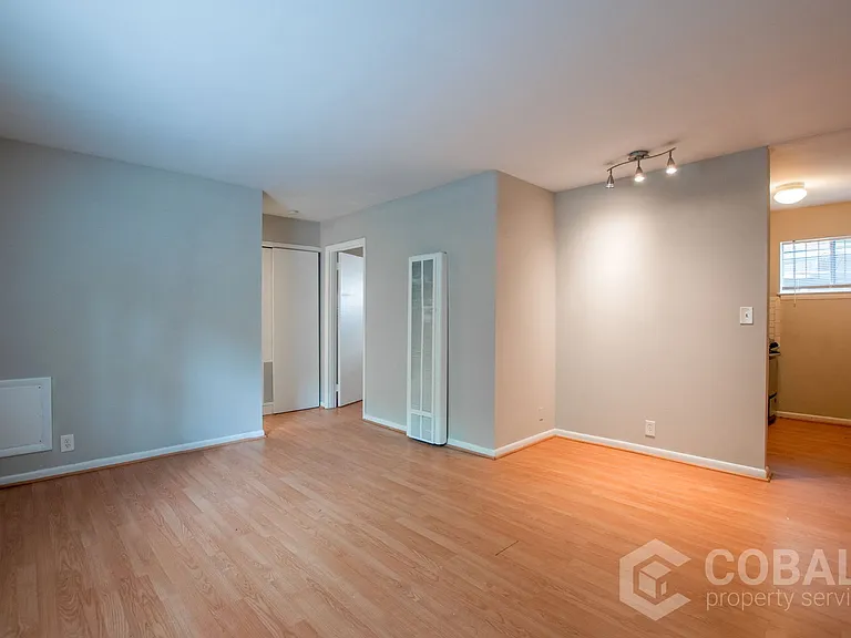 905 Greenwood Ave NE #2 — Photo 2