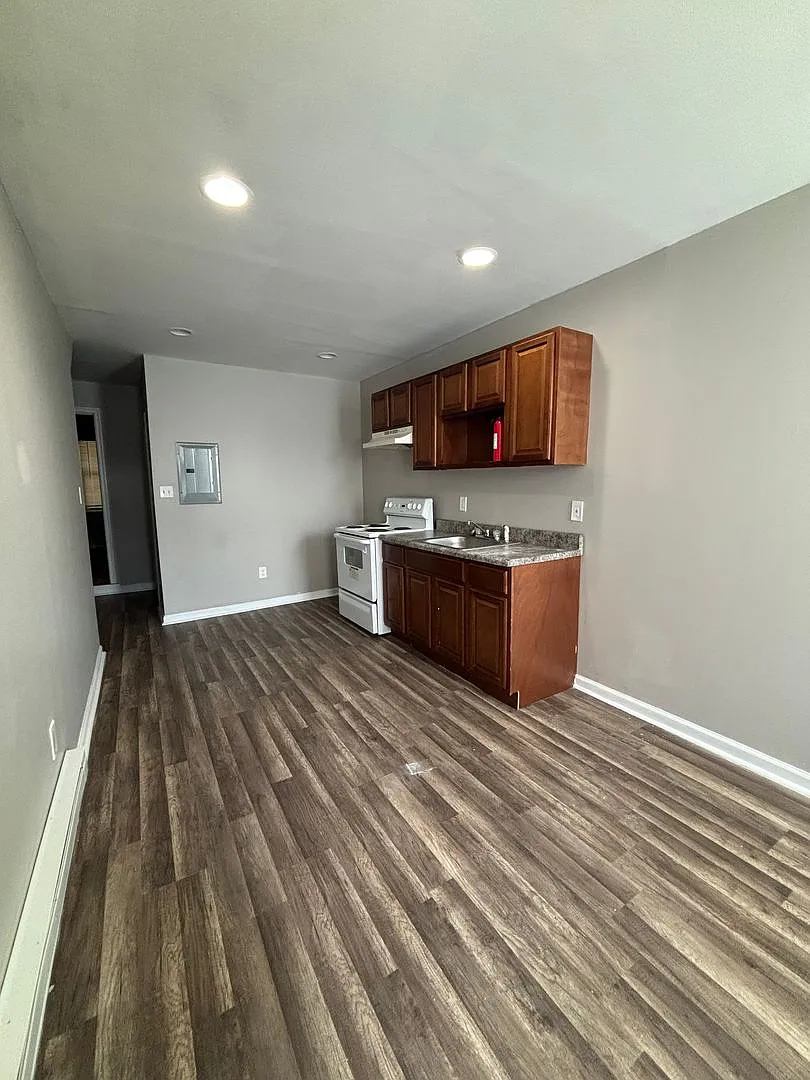 24 E Silver Street — Photo 2