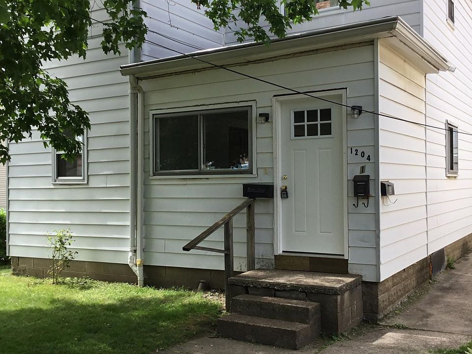 1st image of 1204 E 10th St #1