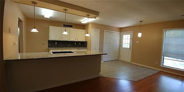 2nd image of 525 Hawthorne Dr