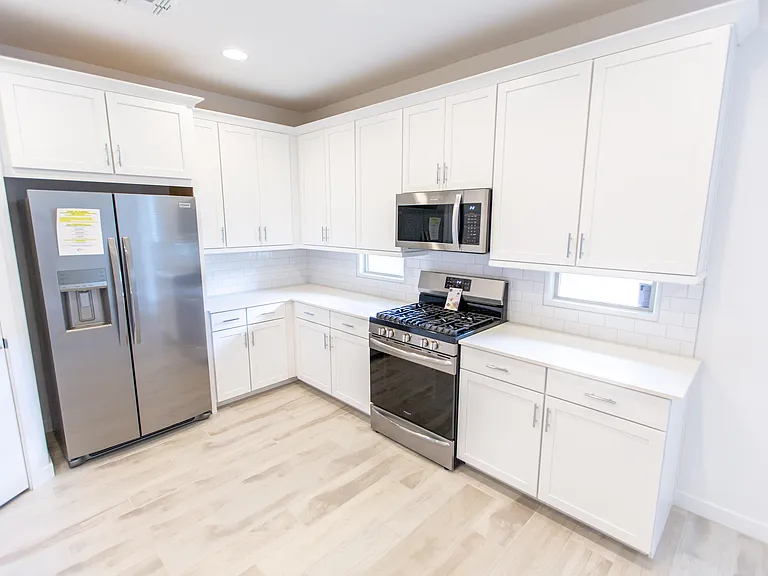 2243 E Ridgewood Ln — Photo 26