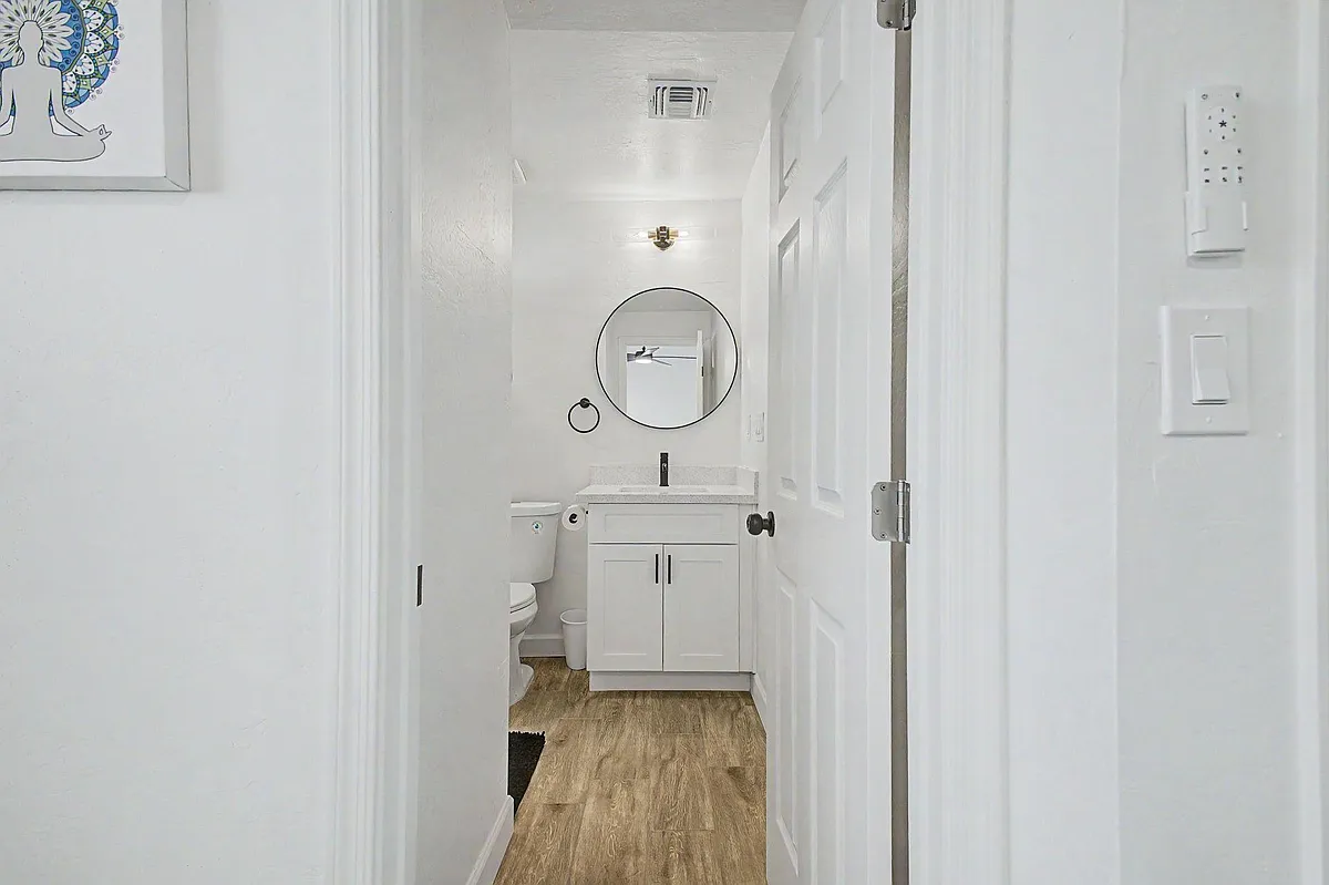 Private Full Bath - N Standage