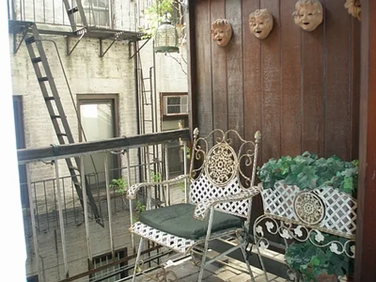 Sold by Akam Sales and Brokerage | media 19