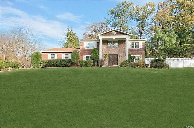 1st image of 32 Newport Dr