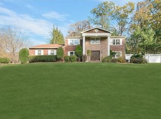 32 Newport Dr, Nanuet, NY 10954