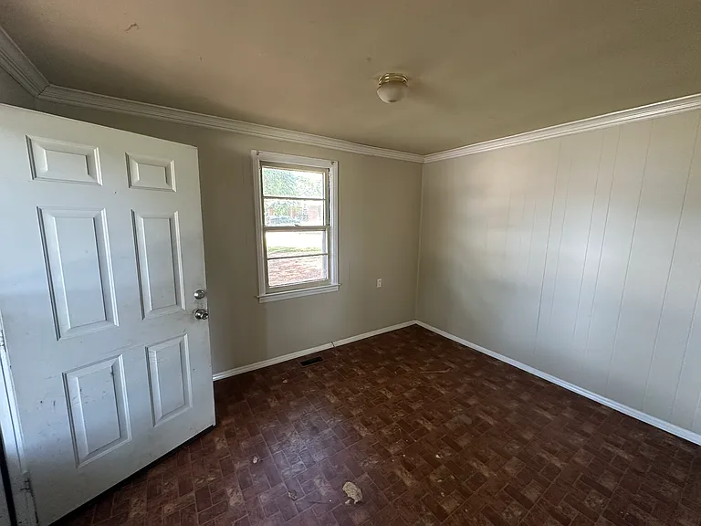 950 University Dr — Photo 3