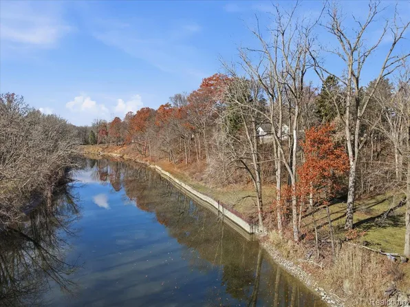 3971 N River Rd, Fort Gratiot, MI 48059