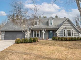 7840 S Ridgewood Dr, Franklin, WI 53132