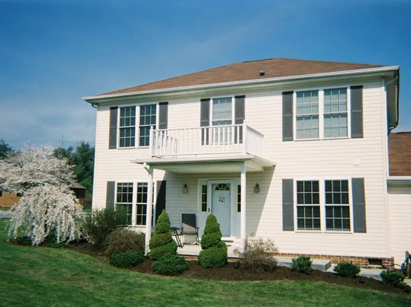 1326 Mockingbird Dr, Blacksburg, VA 24060