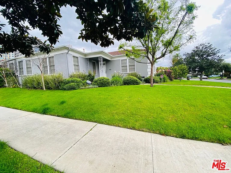 10749 Wellworth Ave — Photo 29