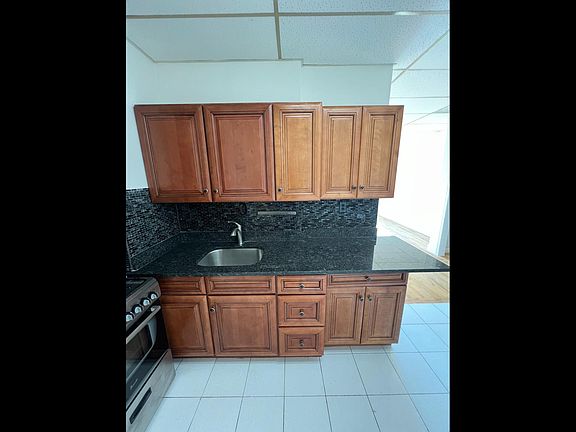 5th image of 308 Maple Ave #1