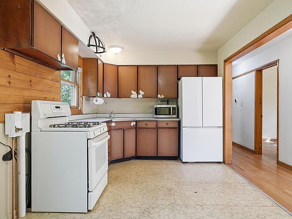 5th image of 5885 Newport Ave