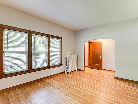 4th image of 1494 W Grand Ave