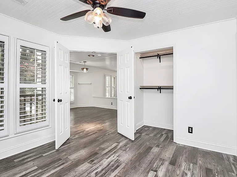 1109 E Morehead St — Photo 4