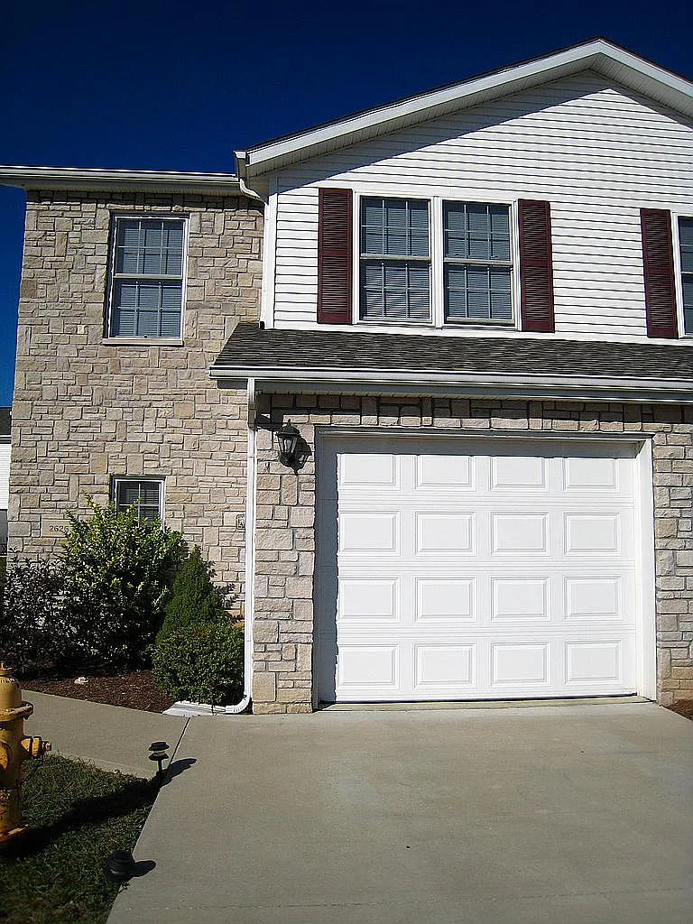 3 bed, 2.5 bath, 1256 sqft, $1,600 — Photo 1