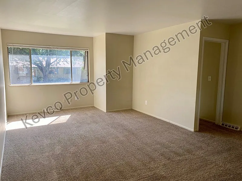 4 bed, $2,100 — Photo 2