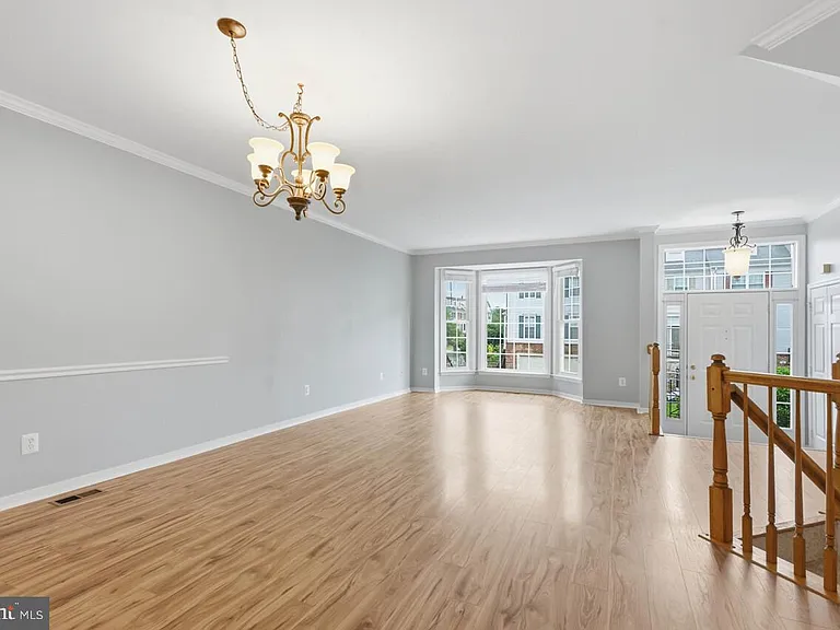 7035 Kings Manor Dr — Photo 12