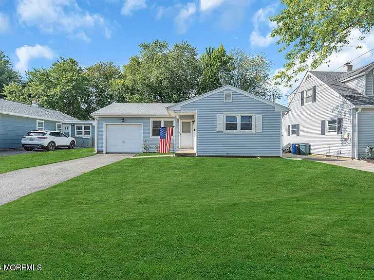 137 Marcellus Ave — Photo 2
