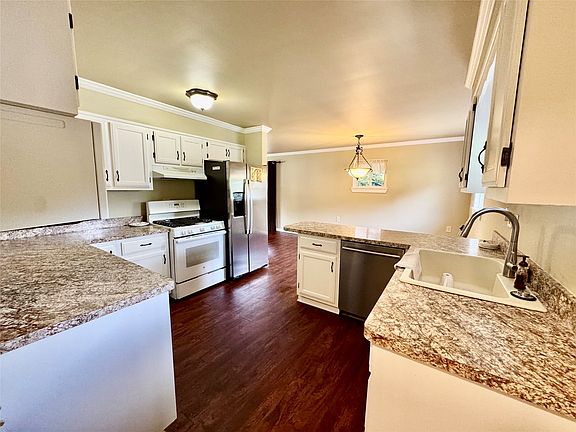 5th image of 1084 Woodmont Dr