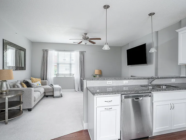 710 Cox Ct — Photo 4