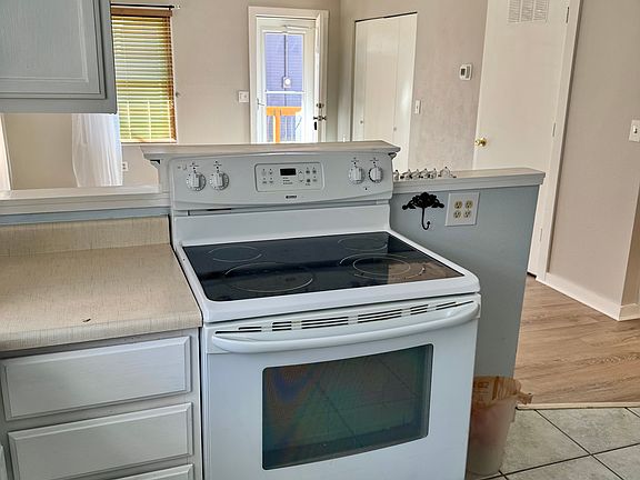 4th image of 738 1/2 Lind Ave