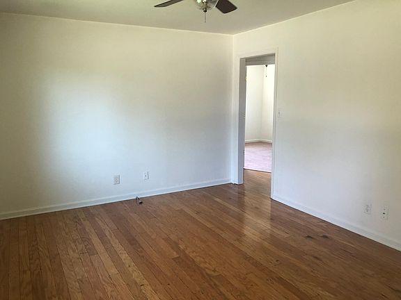 3rd image of 506 Cliff Dr SE