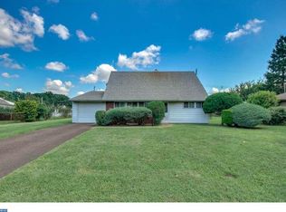 5 Crown Rd, Levittown, PA 19057