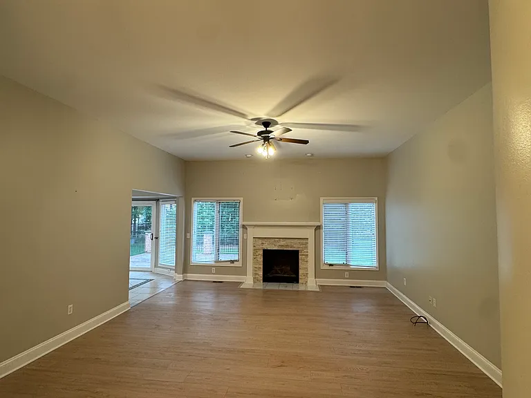 16152 Kingsway Dr — Photo 4