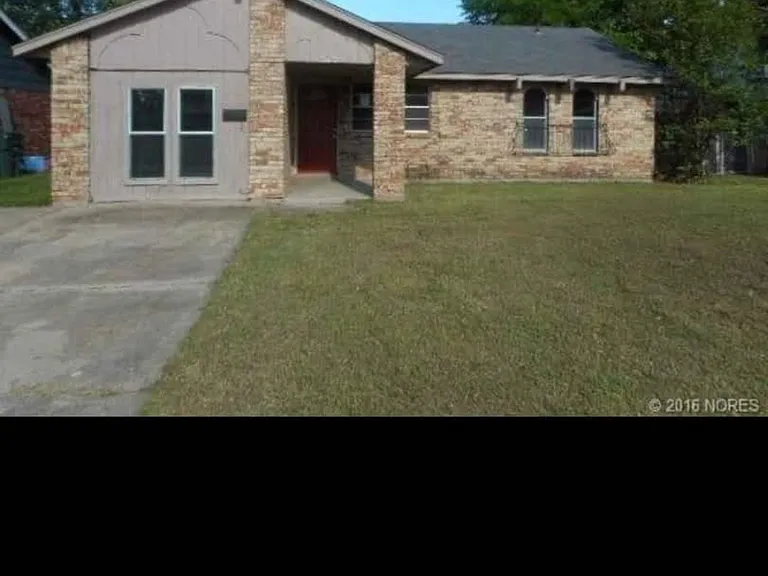 524 Warwick Dr — Photo 2