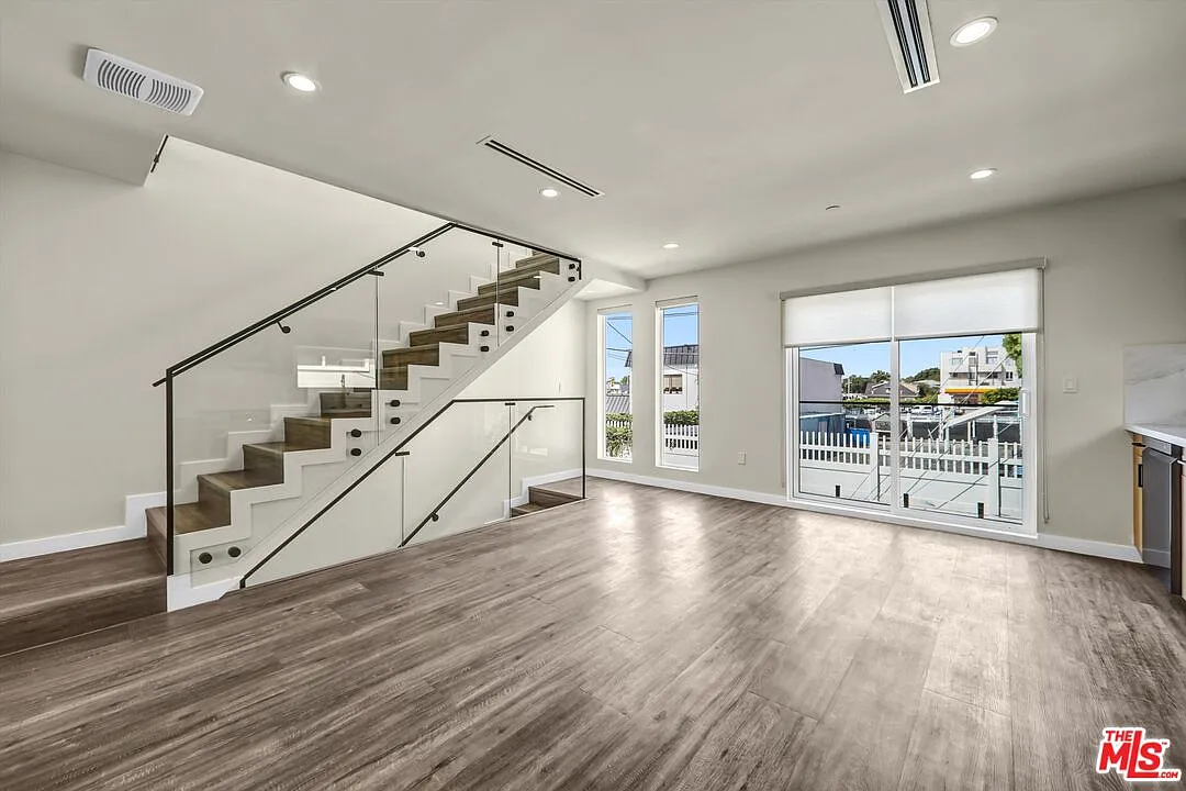 3 bed, 3.0 bath, 1232 sqft, $4,500 — Photo 1