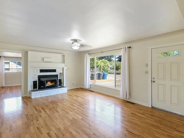 1321 Central St NE — Photo 2