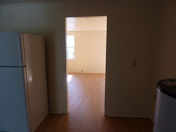 4th image of 108 1/2 Fayette St